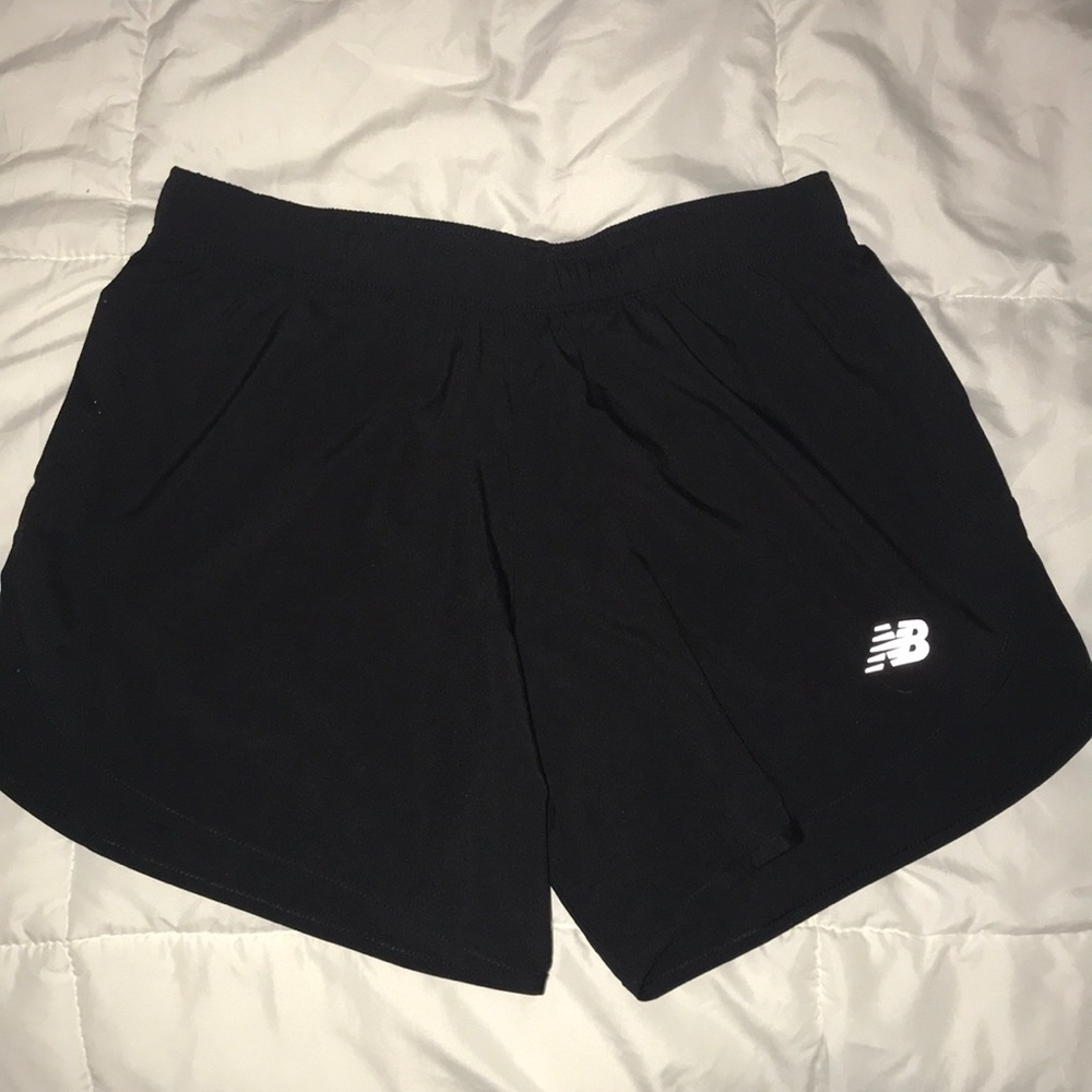 BLACK NEW BALANCE RUNNING SHORTS